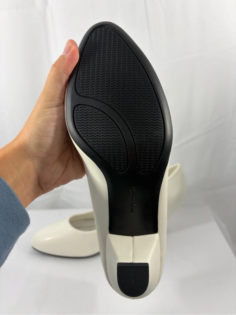 NWT easy street Women's Size 9.5W White Low Heel Pumps